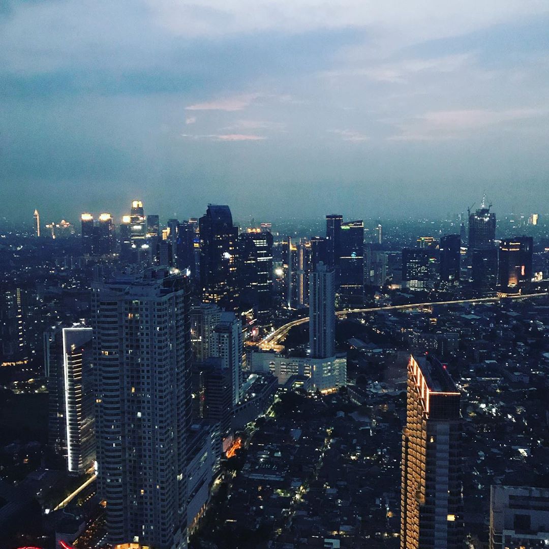 Jakarta dari ketinggian di malam hari